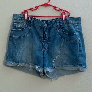 Distressed jean shorts pink detail
